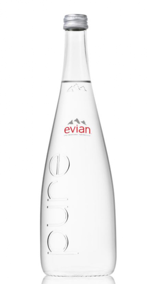 Вода без газа стекло. Mineral Water Evian 0,75. Эвиан 0.33 стекло. Эвиан 0.75 стекло. Evian 0,33л стекло без газа.
